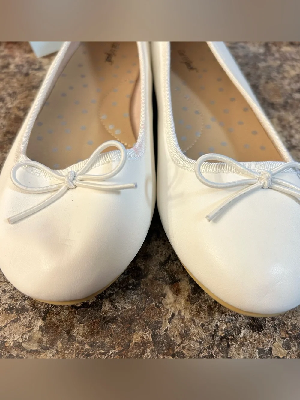Cat & Jack Girls White Dress Shoes with bow Diana Size 2 FLAWED